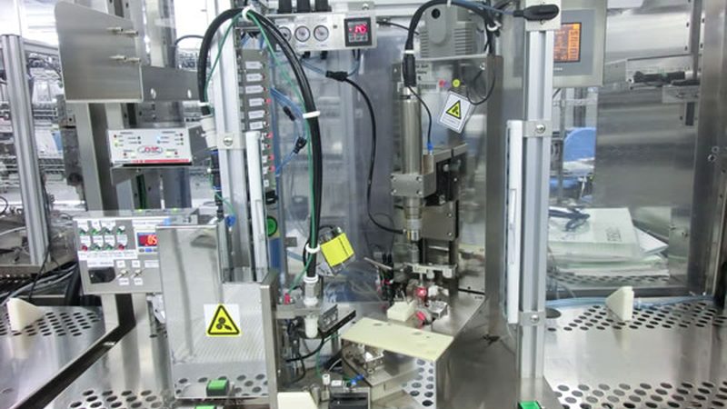直角坐标机器人与六轴机器人焊接应用对比分析